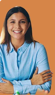 Femme qui sourit avec les bras croisés