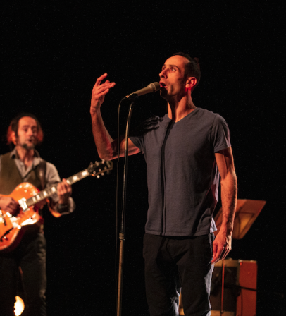 Homme chantant devant un micro