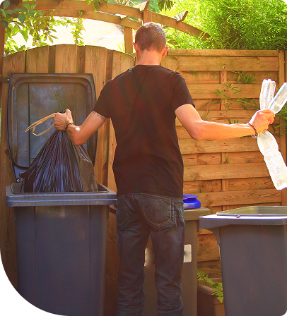 Personne de dos qui trie ses poubelles